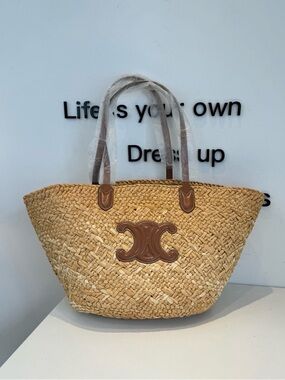 Celine Medium Triomphe Panier in Tan. 🕊️